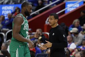 杰伦·布朗：第三节马祖拉早早撤下先发我有点火 但相信教练决定