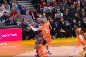 一级恶犯！迪亚巴特肘到亨特面部 后者返回更衣室