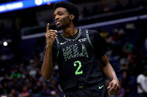 可圈可点！赫伯特·琼斯半场6中4拿到9分3助 三分1中1