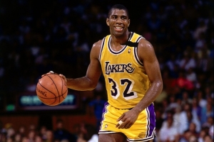 网友称魔术师和比尔·拉塞尔不是历史前十 霍华德：给你五秒删推