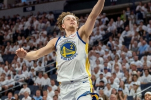 今天很硬！波杰姆慢悠悠对抗上篮 球最终颠进还造成犯规2+1