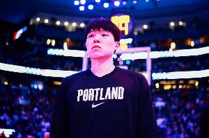 真是没机会！杨瀚森半场依旧没能登场 开拓者落后10分