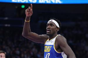 火力全开！西亚卡姆半场11中8砍下23分 三分5中4