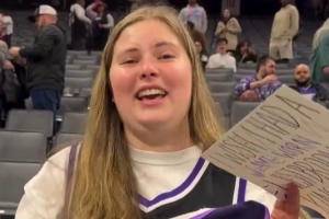 威少将比赛球衣送给女球迷 后者拿着威少生涯所有的球衣&激动落泪