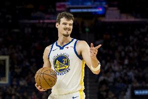 挺能抢！波斯特10中4拿到8分12板4助 其中4前场板