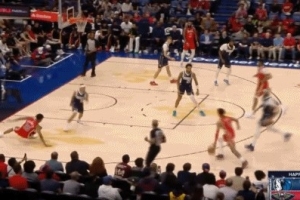 挺危险的！特雷·墨菲底角附近脚滑劈叉摔倒