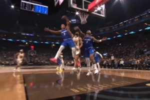 库里上篮被包夹撞飞&身体都被撞歪了 裁判没有表示