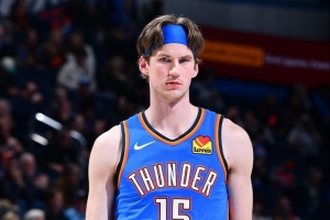 不怯场！雷霆双向卡尔森生涯首次首发 三分6中3拿到11分3板2助