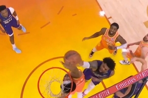 恐怖的防守能力！贾勒特·阿伦内线连续干扰 最后单臂摁帽小桥！