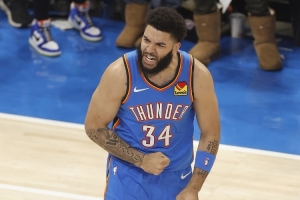 黄金配角！肯威25分9中5砍下11分6板3助4断 正负值+21全场最高