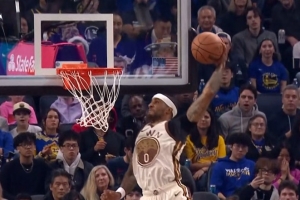 点燃主场！波杰姆斯基突破巧妙抛传 小佩顿溜底线起飞空接砸扣！