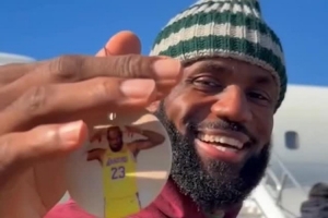 节日礼物！湖人为每位球员登机前赠送定制圣诞饰品