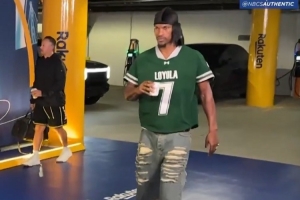 🤣致敬大哥！巴特勒今天身穿斯潘塞的曲棍球球衣入场