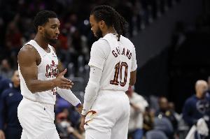 后场双枪齐发挥！半场米切尔12中6轰18分5助 加兰10中6砍17分4助