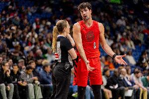 数量差不少！本场开拓者43罚29中 活塞全队24罚15中