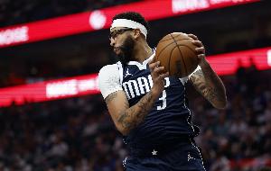 35分17板！浓眉是独行侠自东契奇后首位砍下35+15的球员