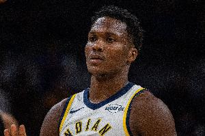 手感冰凉！马瑟林半场11中2拿到6分 三分5中2