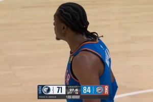 石破天惊！杰伦威中路突击 腾空暴起摧枯拉朽炸裂劈扣