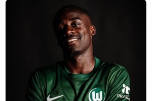 官方：沃尔夫斯堡买断里昂右后卫昆贝迪，签约至2029年