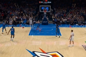 人人能防！肯威绕前抢断&亚历山大反击上篮 雷霆80秒3次抢断