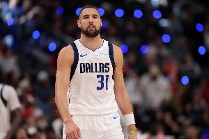 高开低走！克莱上半场12中7轰20分下半场5中0挂蛋 另有5板1助1断