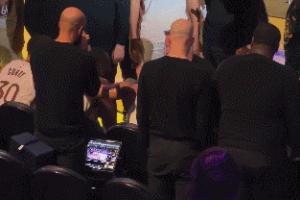 取胜之匙🤣科尔第三节把追梦赶回更衣室 勇士末节净胜17分！