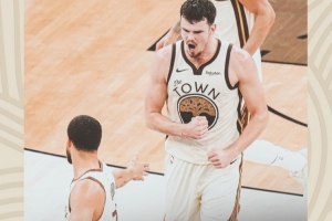 大胜魔术！勇士官方赢球海报封面：波斯特振臂庆祝 库里与之击掌