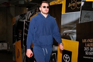 能否终结三连败？湖人众将入场照 东詹舒适风 范德彪的皮衣有点帅