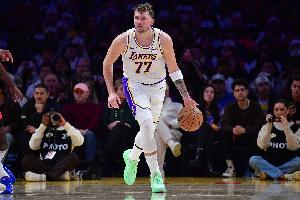 沃西：东契奇需要更多带动队友 要让队友参与到比赛中