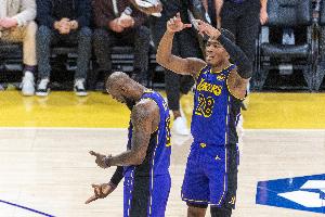 詹姆斯：我们最近没有给八村太多球权 今天终于给了他一些机会