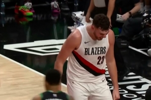 太残暴了！克林根切入双手空接隔扣扣翻对手