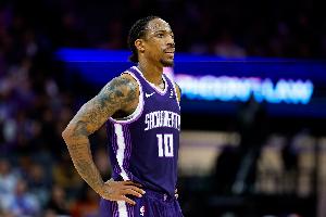 独立支撑！德罗赞半场12中7砍16分&球队唯一得分上双 另有2助1断