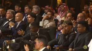 若塔父母上台领取环足奖特别奖时，全场所有人起立鼓掌