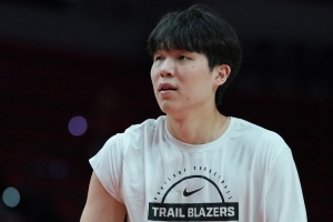 媒体人：对方小阵容 防守只有罗威能出来换防 杨瀚森克林根都得蹲