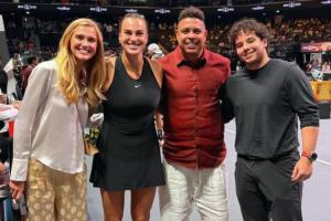 大罗与妻子现场看网球性别大战，与萨巴伦卡、克耶高斯合影