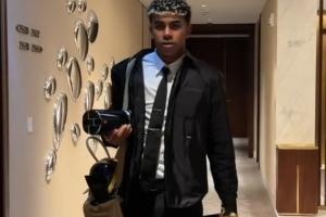 两手不够拿！亚马尔环足奖获颁三座奖杯，晒视频满载而归😎