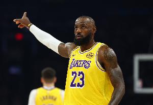 老夫聊发少年狂！詹姆斯上半场7中6得12分1板4助 两记十佳球扣篮