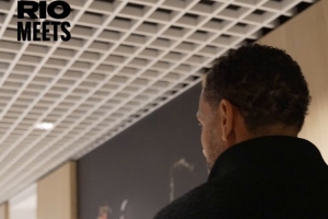 回家！费迪南德重返卡灵顿基地观看训练，与曼联球员拥抱