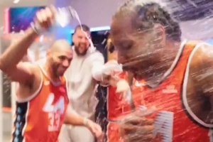 爆砍55分平队史纪录+四连胜！小卡在更衣室被疯狂泼水庆祝