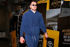 湖人官方晒球员入场：东契奇戴墨镜帅气逼人 老詹“吨吨桶”傍身