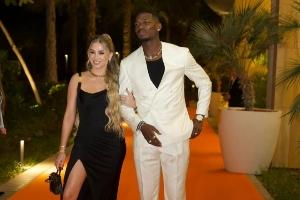 获最佳复出奖！32岁博格巴一身白衣出席颁奖，妻子着黑裙大秀长腿