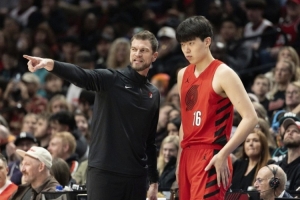 队记：在比分胶着的第四节 斯普利特不相信杨瀚森能执行防守原则