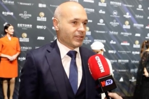 伊涅斯塔：佩德里与众不同且独一无二，看他比赛是一种特别的体验