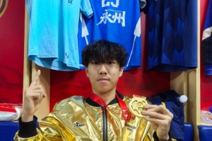 永州小球员晒湘超夺冠照，父亲留言：别飘，快期末考试了