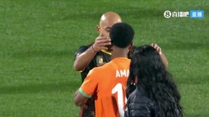 曼联哥俩好！姆伯莫与阿玛德赛后互换球衣，并相互拥抱