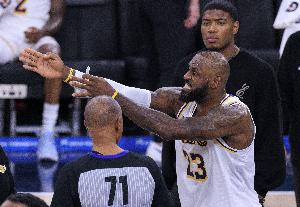 詹姆斯仍拿着5000万却成为场上累赘？湖人想争冠必须放弃他