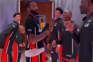 队内氛围不错！小琼斯缺阵一个多月回归 队友们赛前庆祝他复出