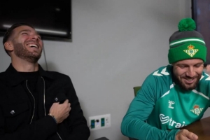 贝蒂斯队友整蛊福纳尔斯要他给姆巴佩颁奖，福纳尔斯：皇马玩我？