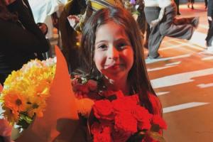 太棒了👍瓦科女儿穿泰山球衣登台演出，在第一排跳舞毫不怯场