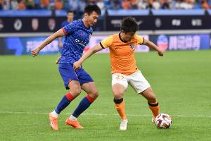 记者：完成人生的华丽转身，郑龙已出任青岛海牛助理教练